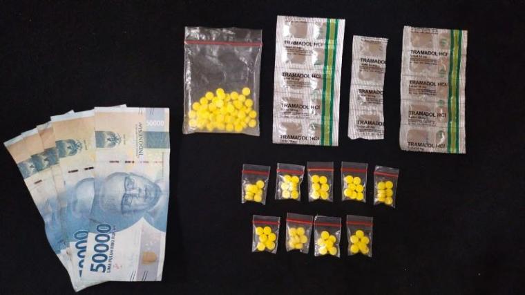 Obat dan uang hasil penjualan yang disita polisi (istimewa)