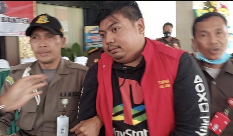 Mantan Kepala Satker Bulog Serang, AA saat digiring ke mobil tahanan Kejati Banten. (Foto: TitikNOL)