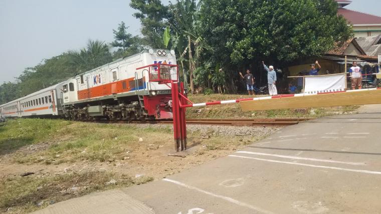Palang pintu yang dibuat masyarakat usai terjadi kecelakaan odong-odong ditabrak kereta api. (Foto: TitikNOL)