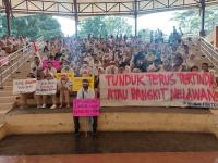 Anggota DPRD Kota Serang Fraksi Gerindra, Babay Supardi saat menemui warga Curug dan Walantaka, Kota Serang, yang sedang melakukan aksi unjuk rasa di depan gedung DPRD Kota Serang, Jumat (6/3/2020). (Foto: TitikNOL)
