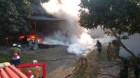 Petugas Damkar pada BPBD Kabupaten Serang saat memadamkan kebakaran Kapal KM Johan Jaya 113 Batam (Foto: istimewa)