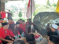 Kabareskrim Mabes Polri Komisaris Jenderal Pol Listyo Sigit Prabowo, saat kunjungi korban bencana banjir bandang dan tanah longsor di Kabupaten Lebak. (Foto: TitikNOL)