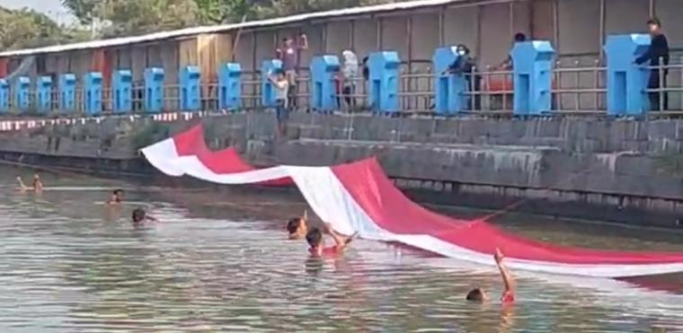Puluhan Warga Sukadiri Kota Serang Kibarkan Bendera Putih Sepanjang 50 Meter di Kanal Surosowan Banten
