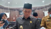 Bakal calon Wali Kota Serang Ranta Soeharta, saat mengembalikan berkas ke DPW NasDem Banten. (Foto: TitikNOL)