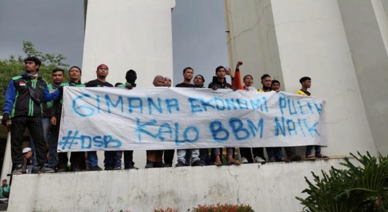 Ribuan Ojol saat melakuka aksi penolakan kenaikan harga BBM di KP3B (Foto: TitikNOL)