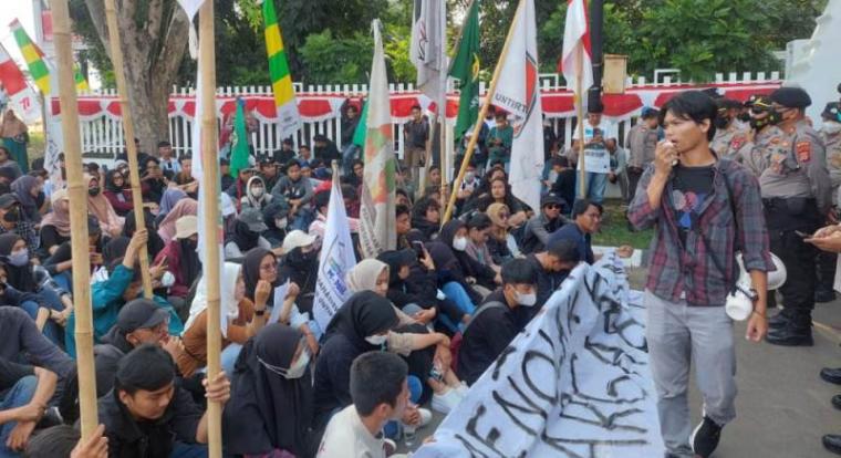Puluhan mahasiswa saat demontrasi di depan Gedung DPRD Banten (Foto: TitikNOL)