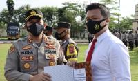 Ketua DPD Demokrat banten iti oktavia jayabaya saat menyerahkan berkas ke kanwil kemenkumham Banten. (Foto: TitikNOL)