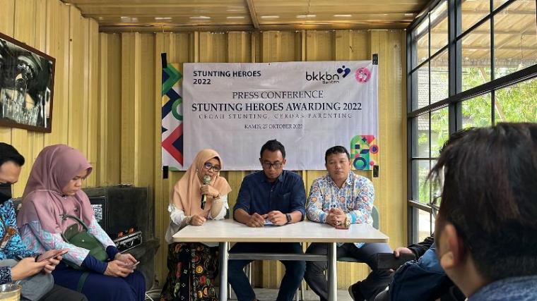 Press conference stunting heroes awarding 2022 dengan tajuk "Cegah stunting, cerdas parenting" di salah satu Kafe di Kota Serang, pada Kamis (27/10/2022). (Foto: TitikNOL)