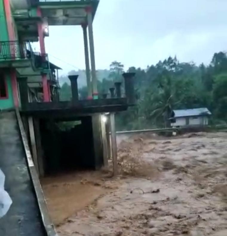 Banjir saat melanda di Kampung Cidikit Girang, Desa Cidik, Kecamatan Bayah, Lebak (Ist)