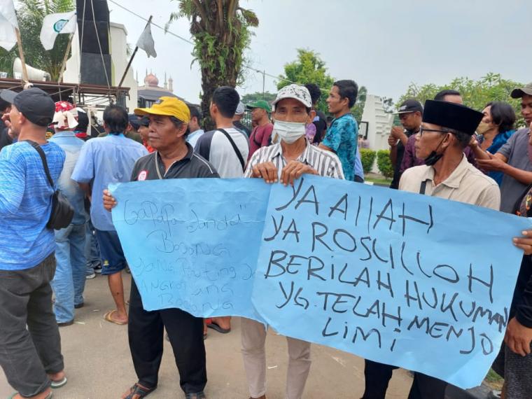 Massa aksi saat melakukan demontrasi di depan Kantor Gubernur Banten. (Foto: TitikNOL)