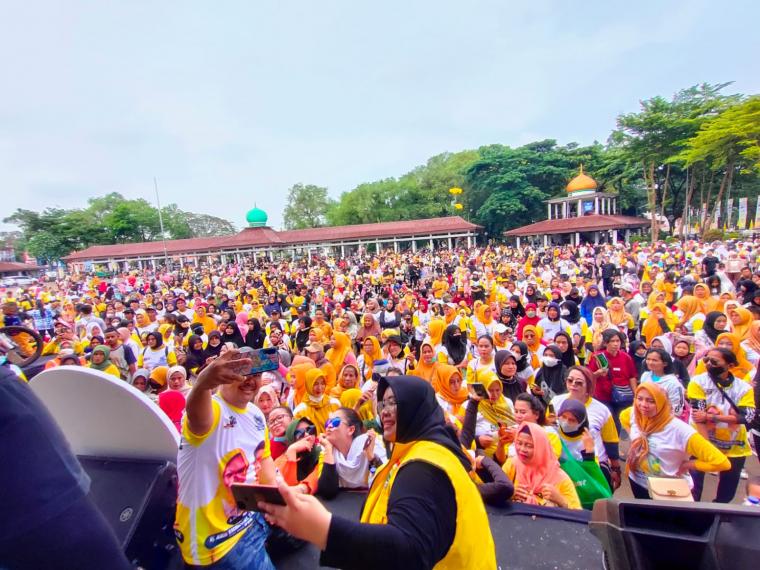 Ribuan simpatisan Golkar saat deklarasi Airlangga jadi Presiden dan Ratu Ria Maryana jadi Wali Kota Serang di 2024 (Ist)
