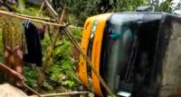 Dir Lantas Polda Banten Kombes Pol Tri Julianto Djatiutomo bersama petugas Dishubkominfo Banten mengecek bus SM Prima yang kecelakaan di KM 86 Tol Tangerang-Banten. (Foto: TitikNOL)