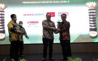 TERIMA PENGHARGAAN: Direktur utama bank bjb Ahmad Irfan (kanan) menerima penghargaan dari Wakil Ketua Komisi Pemberantasan Korupsi (KPK) Basaria Panjaitan (kiri) di Hotel Bidakara, Jakarta, Selasa (12