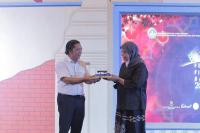 TERIMA PENGHARGAAN: Direktur utama bank bjb Ahmad Irfan (kanan) menerima penghargaan dari Wakil Ketua Komisi Pemberantasan Korupsi (KPK) Basaria Panjaitan (kiri) di Hotel Bidakara, Jakarta, Selasa (12