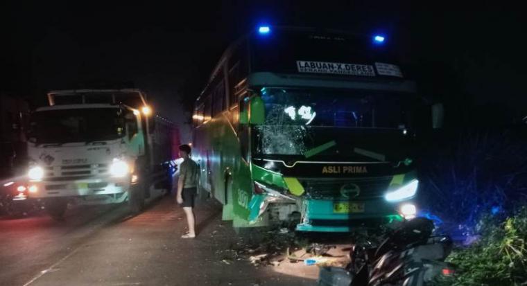 Suasana kecelakaan pemotor yang 'adu kebo' dengan bus Asli Prima (Foto: ist)