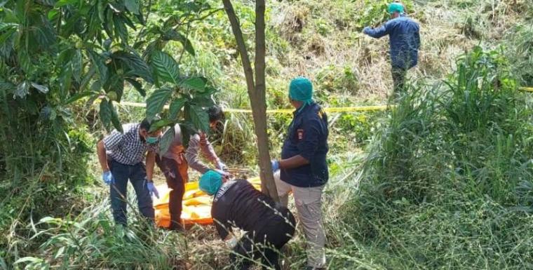 Tim forensik saat evakuasi mayat tinggal tulang (Foto: TitikNOL)