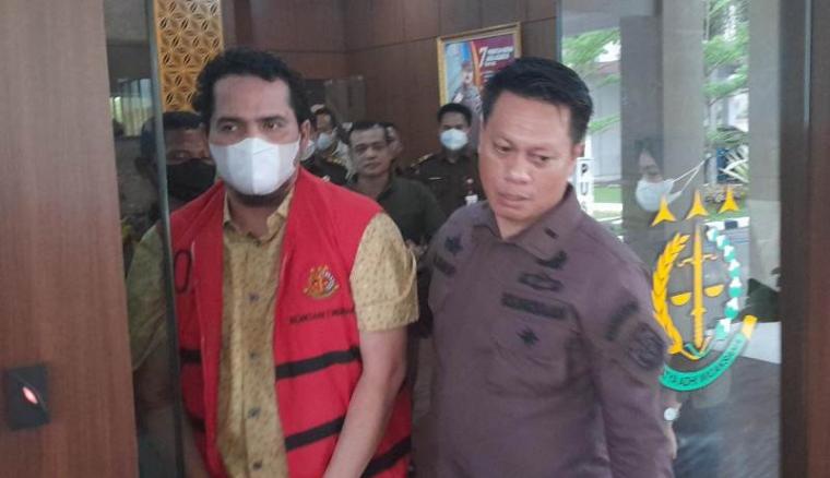 Penyidik saat membawa tersangka EHP ke mobil tahanan Kejati Banten (Foto: TitikNOL)