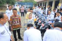 Aksi unjuk rasa puluhan Lembaga Swadaya Masyarakat (LSM) dan Organisasi kemasyarakatan (Ormas) yang tergabung dalam Koalisi Mercusuar Banten (KMB) di depan kantor Kejaksaan Tinggi Banten, Senin (7/10/2019).