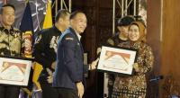 Pemberian penghargaan kepada personel Satresnarkoba Polres Serang. (Foto: Ist)