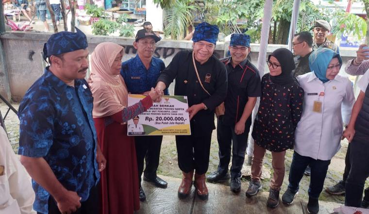 Pj Gubernur Banten, Al Muktabar saat menyalurkan bantuan kepada masyarakat secara simbolis (Foto: TitikNOL)
