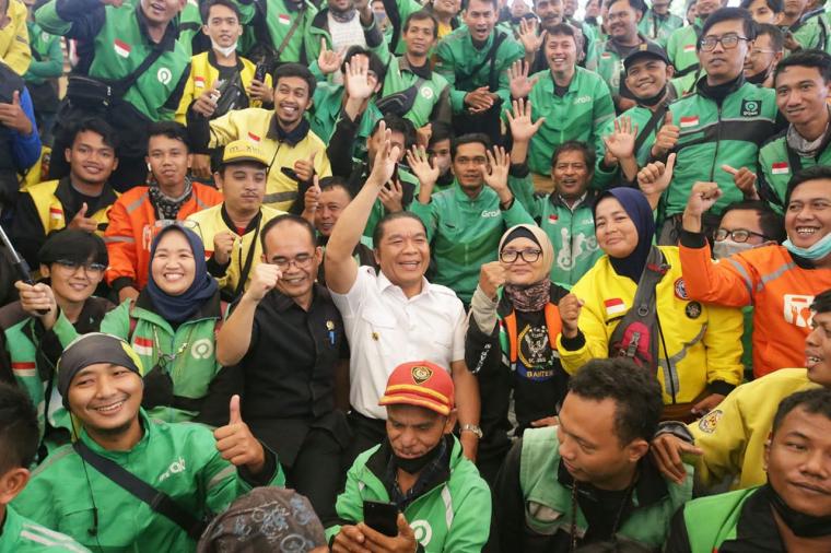 Pj Gubernur Banten saat foto bersama Ojol yang menerima BLT (Foto: Ist)