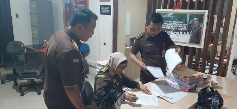 Penyidik Kejati Banten saat menyerahkan 3 tersangka kasus suap BPN Lebak ke Kejari Lebak (Foto: Ist)