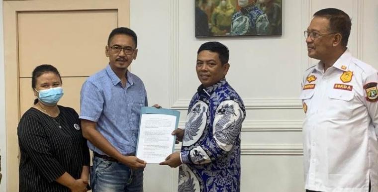 KSMB saat memberikan rekomendasi dan usulan penggantian Al Muktabar sebagai Pj Gubernur Banten kepada DPRD Banten (Foto: ist)