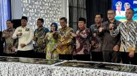 Gubernur Banten, Rano Karmo saat berbincang dengan Ketua Dewan Riset Daerah (DRD) Profesor Fatihami usai melakukan pertemuan tertutup. (Foto: TitikNOL)