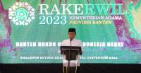 Pj Gubernur Banten, Al Muktabar saat menyalurkan bantuan kepada masyarakat secara simbolis (Foto: TitikNOL)