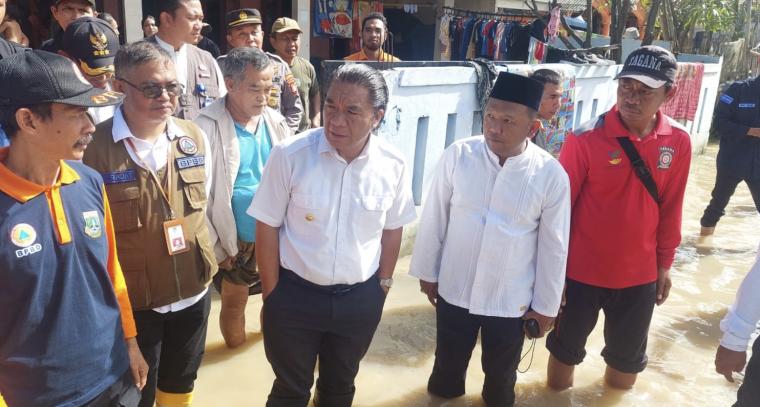 Pj Gubernur Banten Al Muktabar saat meninjau lokasi banjir yang menewaskan tiga warga akibat tersengat listrik (Foto: TitikNOL)