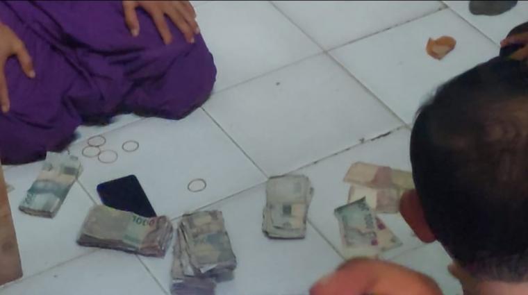 Uang gepokan ratusan juta milik kakek sebatang kara di Kota Serang yang di Cek BI. (Foto: TitikNOL)