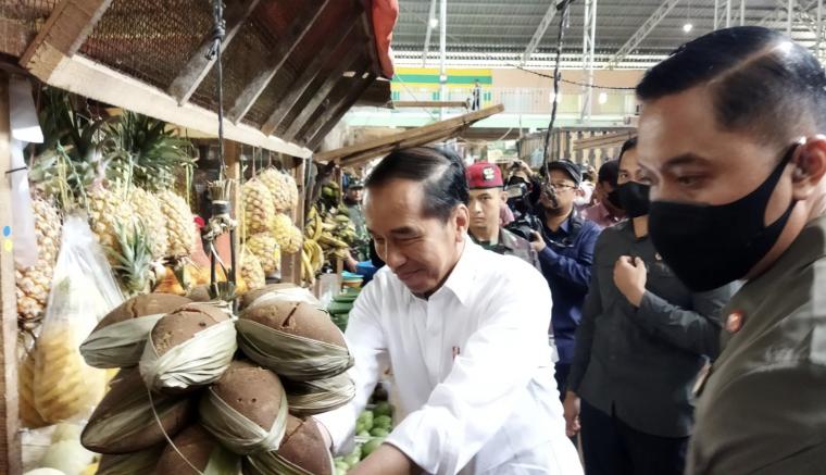 Presiden Jokowi saat mengunjungi Pasar Kelapa, Kota Cilegon. (Foto: TitikNOL)
