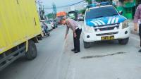 Petugas satpol PP Kota Serang saat musnahkan minuman keras berbagai merk. (Foto: TitikNOL)