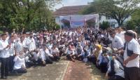 Ratusan pengendara Ojek Pangkalan berunjuk rasa di depan Kawasan Pusat Pemerintahan Provinsi Banten (KP3B), Curug,Kota Serang, Kamis (26/10/2017). (Foto: TitikNOL)
