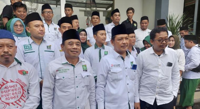 PKB Banten saat mendaftarkan bacaleg di KPU. (Foto: TitikNOL)