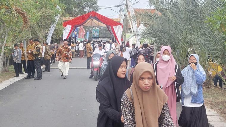 Para santri saat berdatangan di acara Haul Syekh Nawawi Al Bantani. (Foto: TitikNOL)
