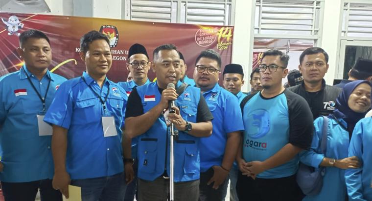 Ketua DPD Partai Gelora Kota Cilegon Hikmatullah saat memberikan keterangan kepada wartawan. (Foto: TitikNOL)