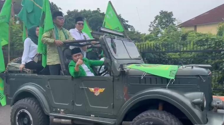 Ketua DPW PPP Banten saat mengendarai mobil perang untuk daftar di KPU (Foto: TitikNOL)