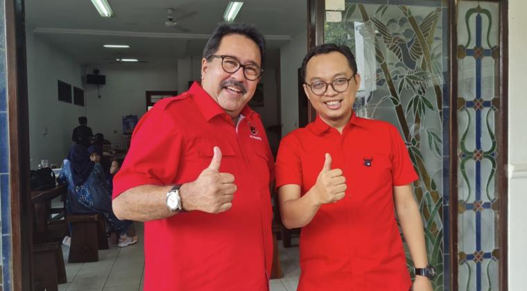 Caleg muda Fauzan Dardiri (kanan) saat foto bersama Eks Gubernur Banten Rano Karno. (Foto: TitikNOL)