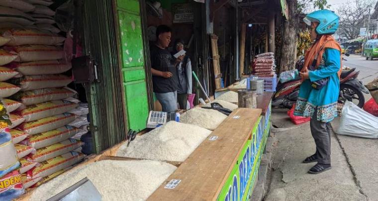 Salah satu pedagang beras di Pasar Induk Rau Kota Serang. (Foto: TitikNOL)