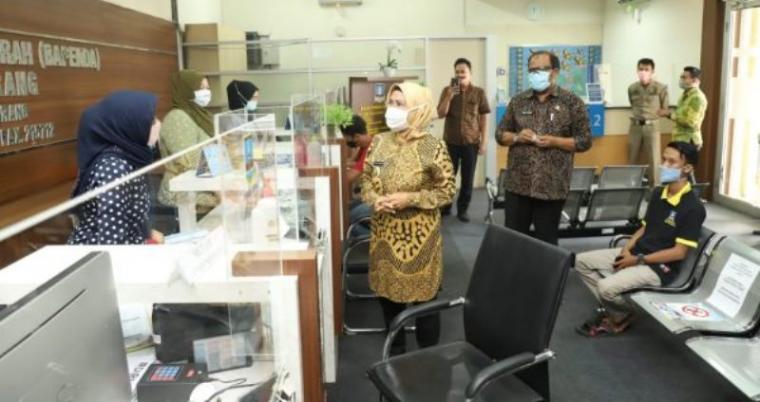 Bupati Serang Ratu Tatu Chasanah saat mengecek pelayanan di Bapenda Kabupaten Serang. (Foto: TitikNOL)