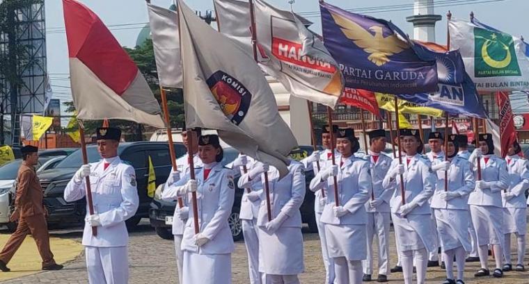 Bendera pataka yang dibawa pasukan Paskibraka di kirab Pemilu yang digelar di Alun-alun Kramatwatu. (Foto: TitikNOL)