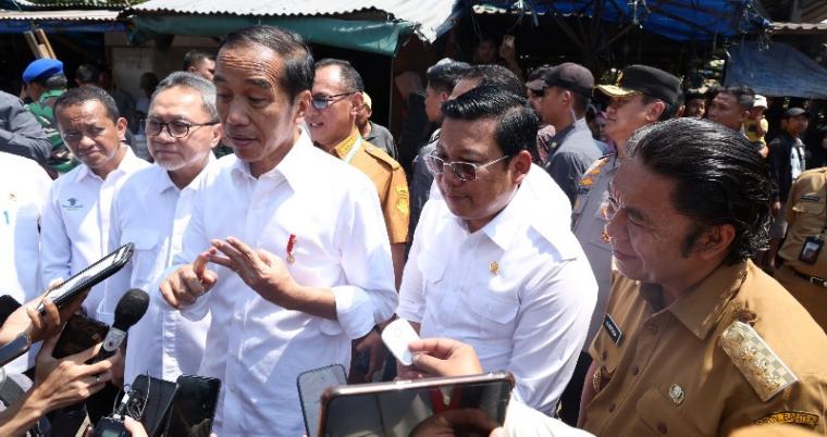 Presiden Jokowi didampingi Pj Gubernur Banten Al Muktabar saat cek harga pangan di Pasar Kranggot. (Foto: TitikNOL)
