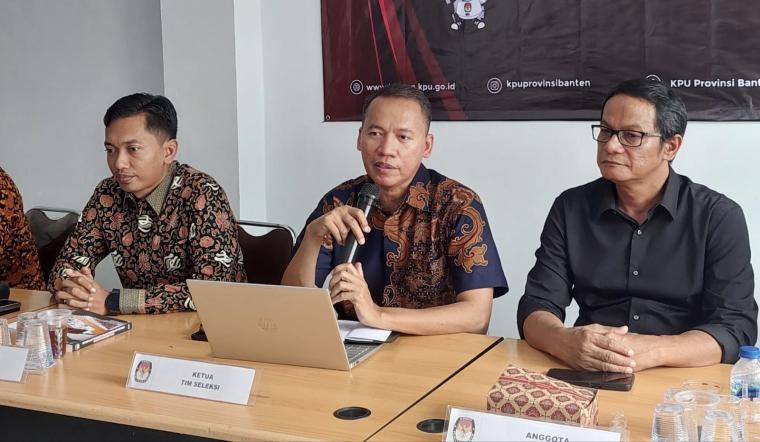Timsel saat mengumumkan pendaftaran calon komisioner KPU Kota Tangerang, KPU Kabupaten Serang. (Foto: TitikNOL)