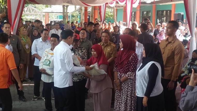Presiden Jolowi saat memberikan bantuan beras di Kecamatan Jombang. (Foto: TitikNOL)