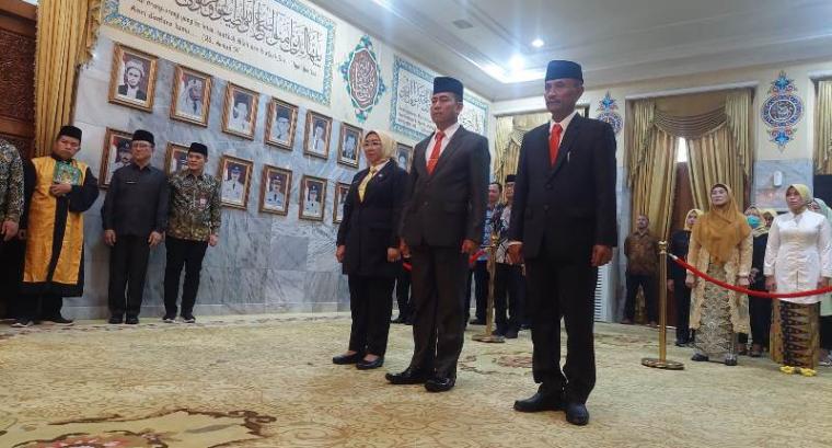 Tiga pejabat di Pemkab Serang saat dilantik Bupati Tatu Chasanah. (Foto: TitikNOL)