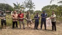 Tim Basarnas Banten saat mengevakuasi mayat yang ditemukan belakang PT Chandra Asri .(Foto: Ist)