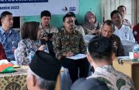Gubernur Jawa Barat, Ridwan Kamil bersama Direktur Utama PT Krakatau Steel, Silmy Karim saat memberikan keterangan kepada wartawan di Hotel The Royale Krakatau Cilegon. (Foto: TitikNOL)