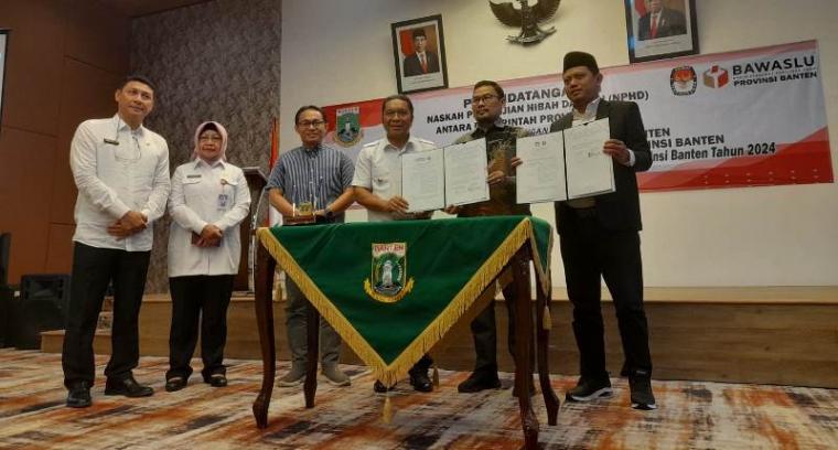 Proses penandatangan NPHD yang dilakukan Pemprov Banten bersama KPU dan Bawaslu. (Foto: TitikNOL)