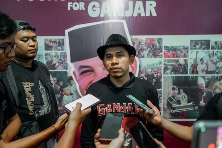 Inisiator Posko Relawan Banten, Bahroji saat diwawancara wartawan. (Foto: TitikNOL)
